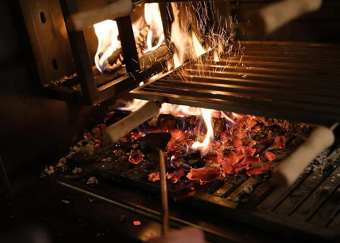 By The Rex 招待所